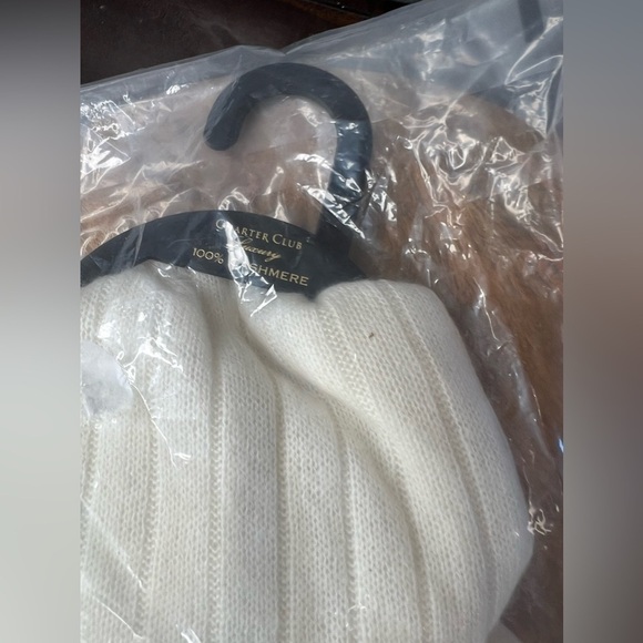 D01.1 NWT Ribbed 100% Cashmere Scarf, Created for Macy's - Picture 3 of 3